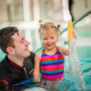 Kind spielt im Wasser Albtal Schwimmschule
